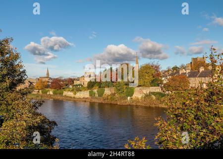 Der River Tweed mit Blick auf Kelso, Scottish Borders, Schottland, Großbritannien Stockfoto