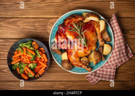 Gebratenes Huhn mit Gemüse Draufsicht Stockfoto