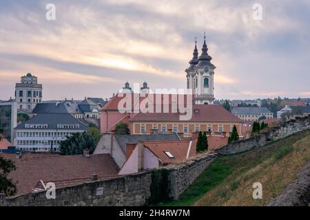 Luftbild von Eger Ungarn von der Burg mit Minoritenkirche. Stockfoto