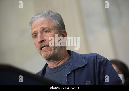 Washington, Usa. November 2021. Der Komiker Jon Stewart spricht am Donnerstag, den 4. November 2021, während einer Pressekonferenz, die den Kongress auffordert, im US-Kapitol in Washington, DC, Gesetze zur Einrichtung von Diensten für Veteranen zu verabschieden, die an durch toxische Belastungen verursachten Krankheiten leiden. Foto von Bonnie Cash/UPI Credit: UPI/Alamy Live News Stockfoto