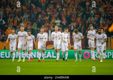 INSTABUL, TÜRKEI - NOVEMBER 4: Konstantin Maradischwili von Lokomotiv Moskau, Gewehr Zhemaletdinov von Lokomotiv Moskau, Maciej Rybus von Lokomotiv Moskau, Maksim Nenakhov von Lokomotiv Moskau, Dmitri Barinov von Lokomotiv Moskau, Pablo von Lokomotiv Moskau, Dmitri Rybchinov von Lokomotiv Jovski Moskau, Lokomotiv Moskau, Lokomotiv Moskau, Alexis Beka Beka von Lokomotiv Moskau während des UEFA Europa League-Spiels zwischen Galatasaray und Lokomotiv Moskou am 4. November 2021 im NEF Stadyumu in Instabul, Türkei (Foto: TUR/Orange PicBilder) Stockfoto