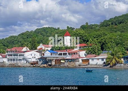 Blick über das Dorf Deshaies an der Nordwestküste der Insel Basse-Terre, Archipel von Guadeloupe, kleine Antillen im Karibischen Meer Stockfoto