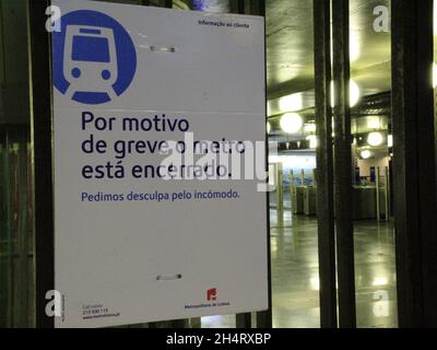 Lissabon, Portugal. November 2021. (INT) U-Bahn-Streik in Lissabon. 4. November 2021, Lissabon, Portugal: Bahnhöfe leer oder wenig bewegt aufgrund der Stops von U-Bahnarbeitern in der Stadt Lissabon, der Hauptstadt Portugals, am Donnerstag (4). Der Streik, der 24 Stunden dauern soll, ist gegen das Einfrieren der Löhne und fordert eine Progression in der Karriere. (Bild: © Edson De Souza/TheNEWS2 via ZUMA Press Wire) Bild: ZUMA Press, Inc./Alamy Live News Stockfoto