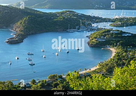 Luftaufnahme über Segelboote und Yachten, die in den Buchten von English Harbour und Falmouth Harbour an der Südküste der Karibikinsel Antigua verankert sind Stockfoto
