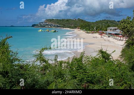 Weißer Sandstrand und azurblaues Wasser im Badeort entlang der Westküste der Insel Antigua, Lesser Antillen in der Karibik Stockfoto