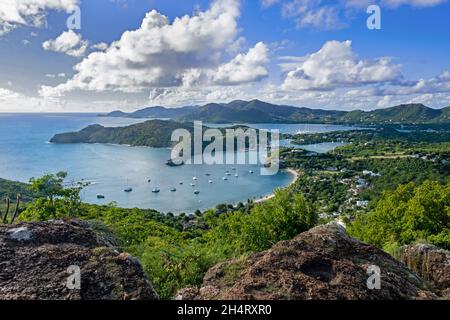 Luftaufnahme über Segelboote und Yachten, die in den Buchten von English Harbour und Falmouth Harbour an der Südküste der Karibikinsel Antigua verankert sind Stockfoto