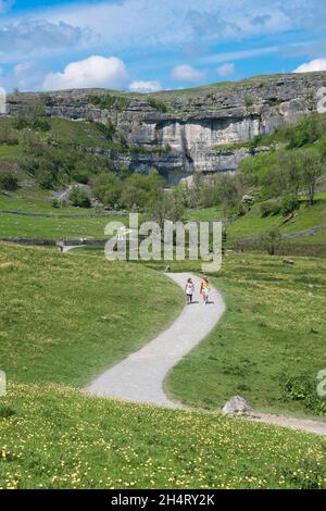 Pennine Way Yorkshire, Blick im Sommer auf Menschen, die einen Abschnitt des Pennine Way zwischen Malham Cove und Malham Village, North Yorkshire, England, wandern Stockfoto