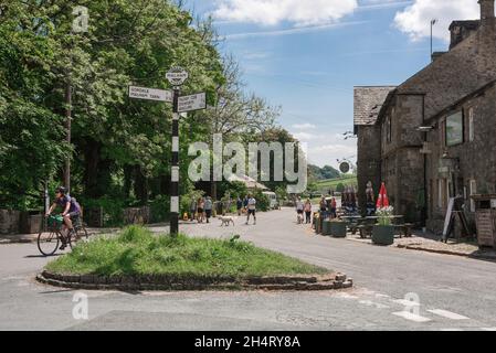 Malham Village, Blick im Sommer auf den Vintage-Wegweiser im Zentrum des malerischen Dorfes North Yorkshire Dales in Malham, England, Großbritannien Stockfoto