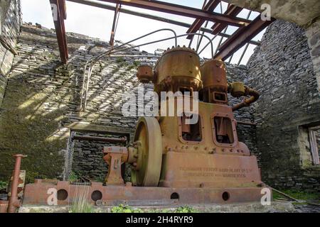 Alte Maschinen in verwitterter, ausgelagerter Schiefergrube, North Wales, Großbritannien. Stockfoto