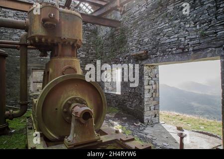 Alte Maschinen in verwitterter, ausgelagerter Schiefergrube, North Wales, Großbritannien. Stockfoto