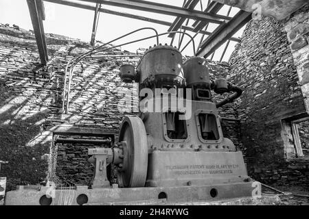 Monochrome Ansicht alter Maschinen in einem verwitterten, stillgelegten Schiefersteinbruch, North Wales, Großbritannien. Stockfoto
