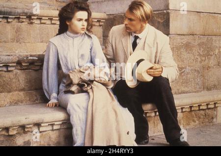 Ein ZIMMER MIT AUSSICHT 1985 MGM Film mit Helena Bonham Carter als Lucy Honeychurch und Julian Sands als George Emerson Stockfoto