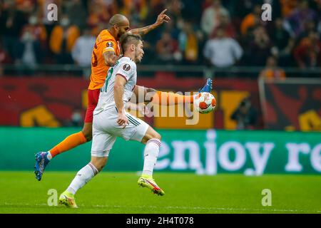 INSTABUL, TÜRKEI - 4. NOVEMBER: Marcao von Galatasaray A.S., Rifat Zhemaletdinov von Lokomotiv Moskau während des UEFA Europa League-Spiels zwischen Galatasaray und Lokomotiv Moskou am 4. November 2021 in Instabul, Türkei (Foto: TUR/Orange Picches) Stockfoto