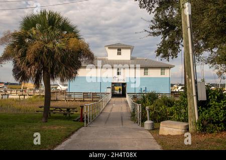 Das Bootshaus und der Yachthafen von Lady's Island, South Carolina, bieten eine wunderbare Aussicht beim Sonnenuntergang. In der Nähe von Beaufort gelegen, ist es eine atemberaubende Meerinsel. Stockfoto