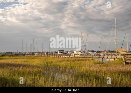 Das Bootshaus und der Yachthafen von Lady's Island, South Carolina, bieten eine wunderbare Aussicht beim Sonnenuntergang. In der Nähe von Beaufort gelegen, ist es eine atemberaubende Meerinsel. Stockfoto