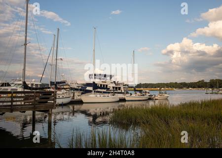 Das Bootshaus und der Yachthafen von Lady's Island, South Carolina, bieten eine wunderbare Aussicht beim Sonnenuntergang. In der Nähe von Beaufort gelegen, ist es eine atemberaubende Meerinsel. Stockfoto