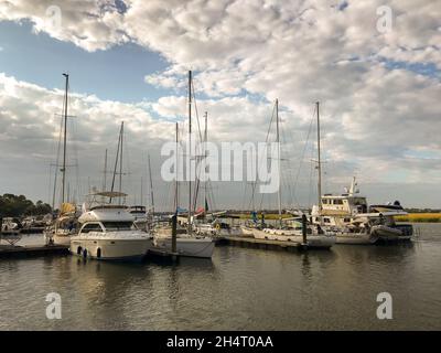 Das Bootshaus und der Yachthafen von Lady's Island, South Carolina, bieten eine wunderbare Aussicht beim Sonnenuntergang. In der Nähe von Beaufort gelegen, ist es eine atemberaubende Meerinsel. Stockfoto