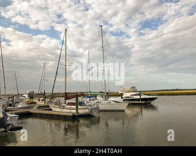 Das Bootshaus und der Yachthafen von Lady's Island, South Carolina, bieten eine wunderbare Aussicht beim Sonnenuntergang. In der Nähe von Beaufort gelegen, ist es eine atemberaubende Meerinsel. Stockfoto