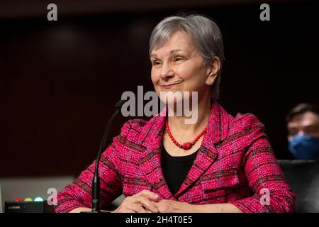 Janet Woodcock, MD, kommissarischer Kommissar der US-amerikanischen Food and Drug Administration, beantwortet Fragen während eines Senatsausschusses für Gesundheit, Bildung, Arbeit, Und Pensions Hearing, um den Weg für die COVID-19-Reaktion zu prüfen, wobei der Schwerpunkt auf den nächsten Schritten liegt, im Dirksen Senate Office Building in Washington, DC, Donnerstag, 4. November 2021. Kredit: Rod Lampey/CNP Stockfoto