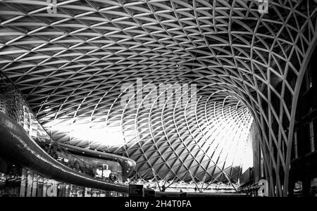 Halbkreisförmige gewölbte Decke an der King's Cross Station, London, Großbritannien Stockfoto