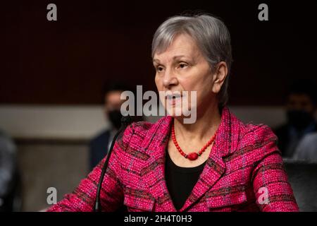 Janet Woodcock, MD, kommissarischer Kommissar der US-amerikanischen Food and Drug Administration, beantwortet Fragen während eines Senatsausschusses für Gesundheit, Bildung, Arbeit, Und Pensions Hearing, um den Weg für die COVID-19-Reaktion zu prüfen, wobei der Schwerpunkt auf den nächsten Schritten liegt, im Dirksen Senate Office Building in Washington, DC, Donnerstag, 4. November 2021. Kredit: Rod Lamkey/CNP /MediaPunch Stockfoto