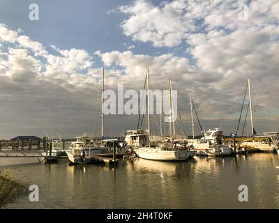 Das Bootshaus und der Yachthafen von Lady's Island, South Carolina, bieten eine wunderbare Aussicht beim Sonnenuntergang. In der Nähe von Beaufort gelegen, ist es eine atemberaubende Meerinsel. Stockfoto