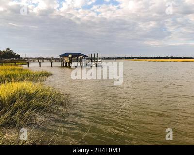 Das Bootshaus und der Yachthafen von Lady's Island, South Carolina, bieten eine wunderbare Aussicht beim Sonnenuntergang. In der Nähe von Beaufort gelegen, ist es eine atemberaubende Meerinsel. Stockfoto