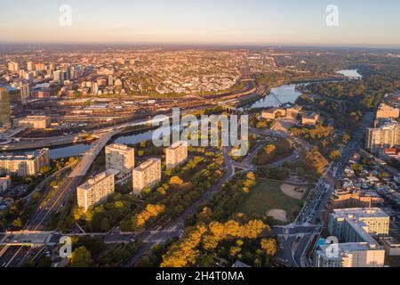 Skyline von Philadelphia, Pennsylvania. 30th Street Station, Museum of Art und Schuylkill River im Hintergrund. Stockfoto