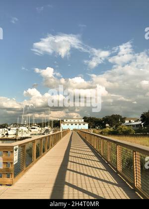 Das Bootshaus und der Yachthafen von Lady's Island, South Carolina, bieten eine wunderbare Aussicht beim Sonnenuntergang. In der Nähe von Beaufort gelegen, ist es eine atemberaubende Meerinsel. Stockfoto