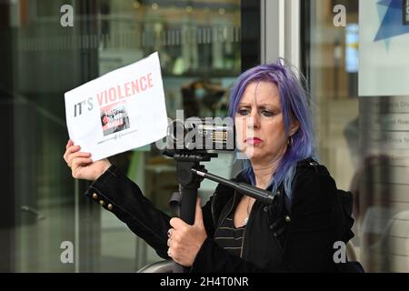 London, Großbritannien am 04. November 2021: Am 04. November 2021 protestiert die Tierrechtsgruppe DXE vor dem Francis Crick Institute, King Cross, Stoppt den Einsatz von Hunden in Experimenten, Tierforschung vor dem Londoner Innenministerium. Kredit: Picture Capital/Alamy Live Nachrichten Stockfoto