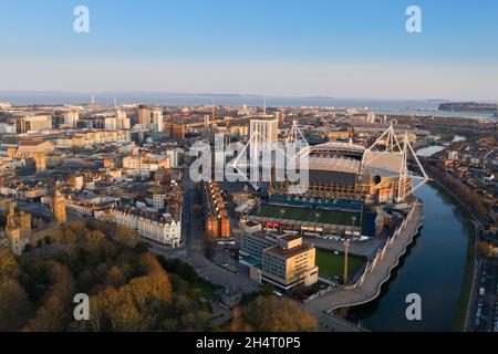 Eine Luftaufnahme des Stadtzentrums von Cardiff während der Coronavirus-Pandemie mit dem Fürstentum Stadium und dem Fluss Taff Stockfoto