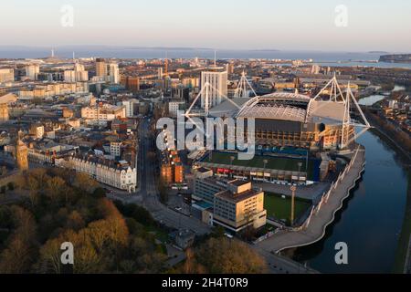 Eine Luftaufnahme des Stadtzentrums von Cardiff während der Coronavirus-Pandemie mit dem Fürstentum Stadium und dem Fluss Taff Stockfoto