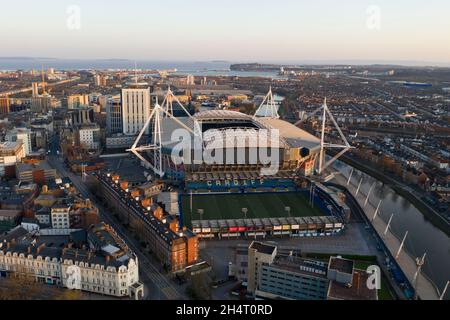 Eine Luftaufnahme des Stadtzentrums von Cardiff während der Coronavirus-Pandemie mit dem Fürstentum Stadium und dem Fluss Taff Stockfoto