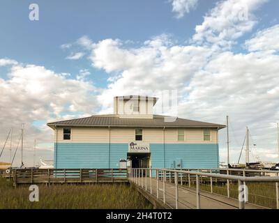 Das Bootshaus und der Yachthafen von Lady's Island, South Carolina, bieten eine wunderbare Aussicht beim Sonnenuntergang. In der Nähe von Beaufort gelegen, ist es eine atemberaubende Meerinsel. Stockfoto