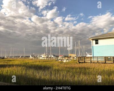 Das Bootshaus und der Yachthafen von Lady's Island, South Carolina, bieten eine wunderbare Aussicht beim Sonnenuntergang. In der Nähe von Beaufort gelegen, ist es eine atemberaubende Meerinsel. Stockfoto