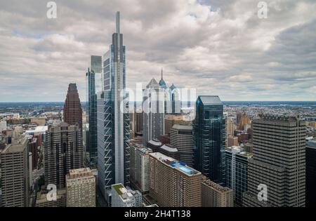 Philadelphia Skyline mit Wolkenkratzern in der Innenstadt und Stadtbild. Pennsylvania, USA. Reflexion über Wolkenkratzer. Drone Blick auf Point. Stockfoto