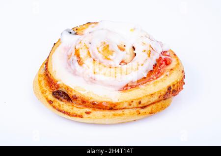 Süßes Brötchen mit Rosinen und weißer Zuckereierung. Studio Photo Stockfoto