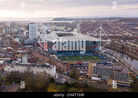 Eine Luftaufnahme des Stadtzentrums von Cardiff während der Coronavirus-Pandemie mit dem Fürstentum Stadium und dem Fluss Taff Stockfoto