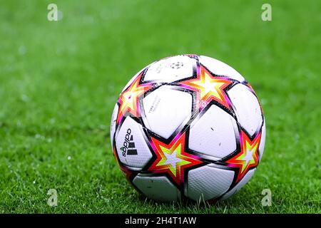 Mailand, Italien. November 2021. Offizieller Adidas Champions League Matchball während der UEFA Champions League 2021/22 Gruppenphase - Gruppe B Fußballspiel zwischen AC Mailand und FC Porto im Giuseppe Meazza Stadium, Mailand, Italien am 03. November 2021 Credit: Independent Photo Agency/Alamy Live News Stockfoto