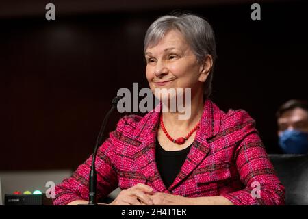 Janet Woodcock, MD, kommissarischer Kommissar der US-amerikanischen Food and Drug Administration, beantwortet Fragen während eines Senatsausschusses für Gesundheit, Bildung, Arbeit, Und Pensions Hearing, um den Weg für die COVID-19-Reaktion zu prüfen, wobei der Schwerpunkt auf den nächsten Schritten liegt, im Dirksen Senate Office Building in Washington, DC, Donnerstag, 4. November 2021. Kredit: Rod Lamkey/CNP /MediaPunch Stockfoto