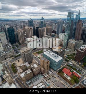 Philadelphia Skyline mit Wolkenkratzern in der Innenstadt und Stadtbild. Pennsylvania, USA. Reflexion über Wolkenkratzer. Drone Blick auf Point. Stockfoto