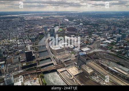 Skyline von Philadelphia und Downtown. 30th Street Station in Philadelphia, Pennsylvania. Offiziell William H. Gray III 30th Street Station, ist ein Internist Stockfoto