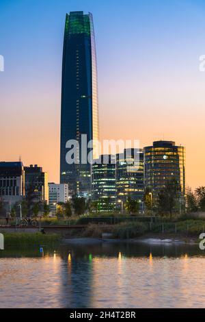 Santiago de Chile, Region Metropolitana, Chile - Teich im Bicentennial Park im wohlhabenden Vitacura-Viertel und Skyline von Gebäuden Stockfoto