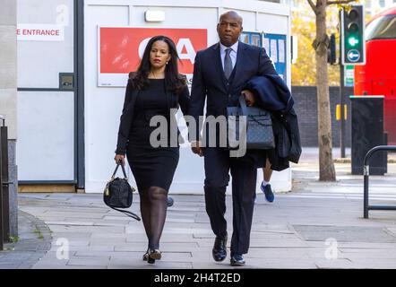 London, Großbritannien. Oktober 2021. Claudia Webbe, die unabhängige ehemalige Labour-Abgeordnete für Leicester East, trifft mit ihrem Partner Lester Thomas am Amtsgericht in Westminster ein, um verurteilt zu werden. Letzten Monat wurde sie der Belästigung für schuldig befunden. Sie wurde wegen Belästigung von Michelle Merritt zu einer 10-wöchigen Haftstrafe und einem 200-stündigen Gemeinschaftsdienst verurteilt, nachdem sie der Beziehung der 59-Jährigen zu ihrem Partner Lester Thomas, einem Scout des FC Chelsea, verdächtigt wurde.Credit: Mark Thomas/Alamy Live News Stockfoto