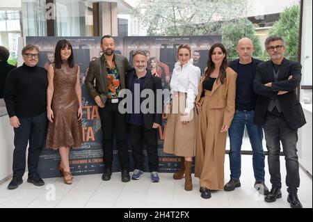 Rom, Italien. November 2021. Die Darsteller nehmen an der Fotoaufnahme des Films per tutta la vita im Hotel Le Meridien Visconti Teil. Kredit: SOPA Images Limited/Alamy Live Nachrichten Stockfoto