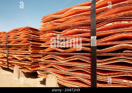 Nahaufnahme der lieferfertigen Kupferkathoden Stockfoto