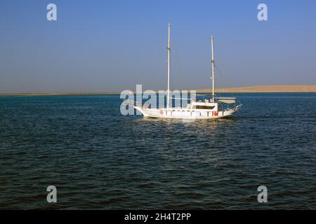 HURGHADA, ÄGYPTEN - 31. OKTOBER 2021 - Eine Yacht driftet in Hurghada, Ägypten. Stockfoto