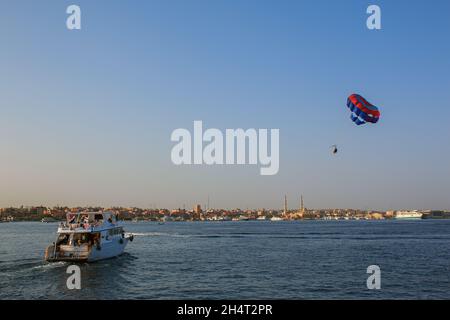 HURGHADA, ÄGYPTEN - 31. OKTOBER 2021 - Ein Parasailer und ein Boot sind in Hurghada, Ägypten, abgebildet. Stockfoto