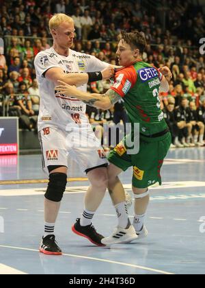 Der deutsche Handballspieler Sebastian Firnhaber HC Erlangen und der dänische Handballspieler Michael Damgaard SC Magdeburg Handball Bundesliga Saison 2021-22 SC Stockfoto