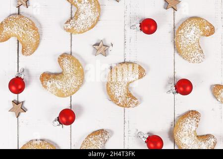 Hausgemachte Crescent-weihnachtskekse, genannt 'Vanillekipferl', ein traditionelles österreichisches oder deutsches Weihnachtskekse Stockfoto